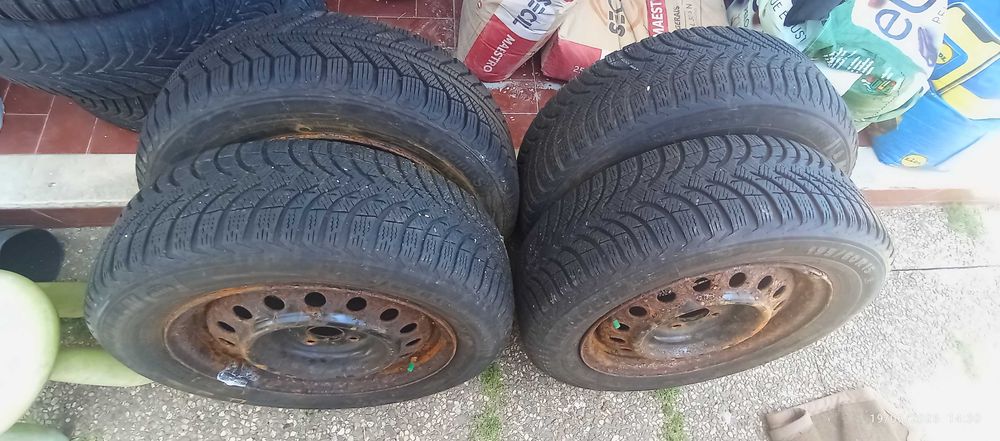Pneus 195/60 R15/.        185/60 R15