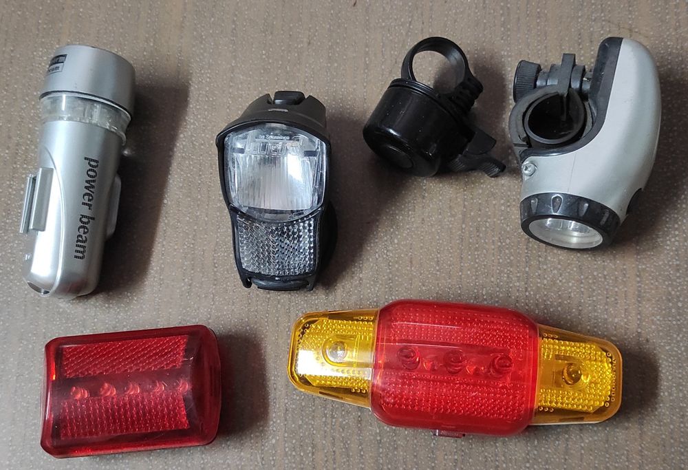 Peças para bicicletas. Acento, pedais de encaixe, kits de luzes