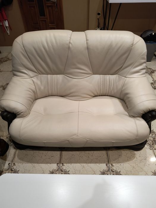 Шкіряні дивани і стіл з масиву дерева