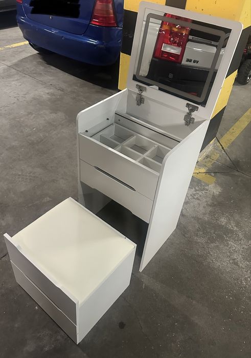 Toaletka biała z siedziskiem