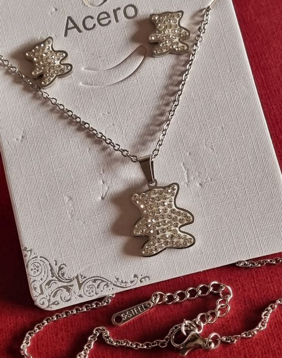 Conjunto prateado (colar e brincos), em aço, do ursinho com zirconias.