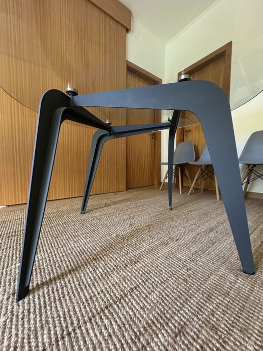 Mesa de jantar da ÁREA Store em vidro
