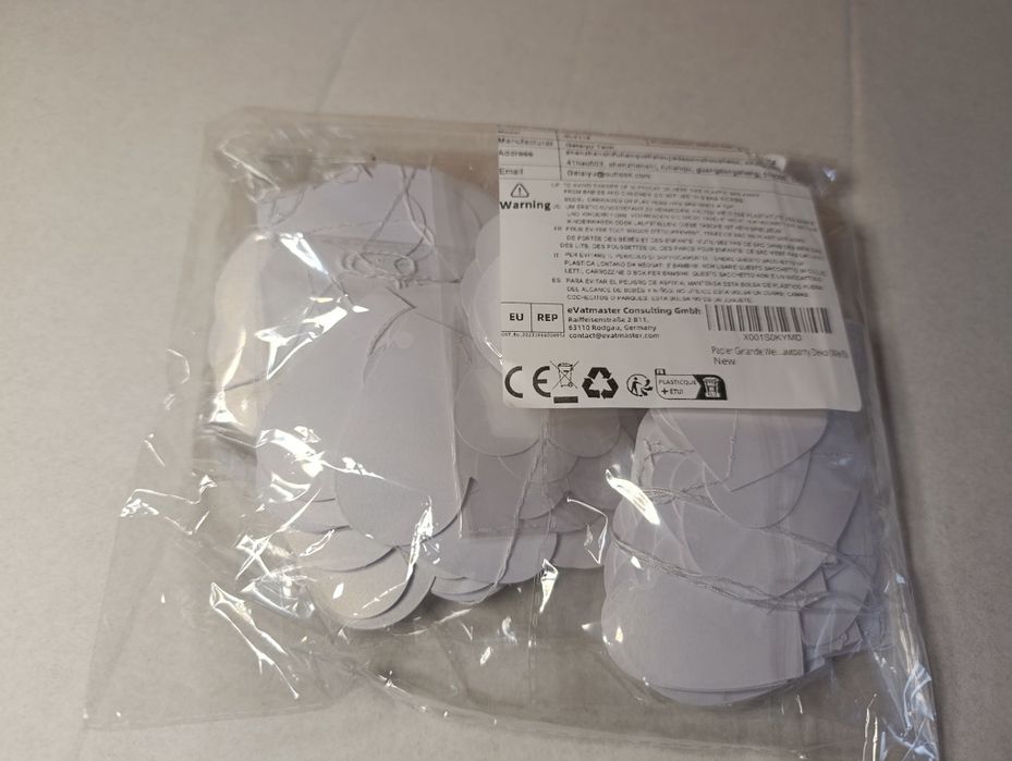 біла паперова гірлянда у формі сердечок