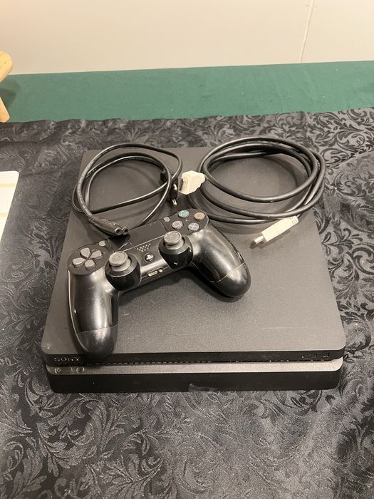 PS4 Slim 1TB preta + 1comandos originais