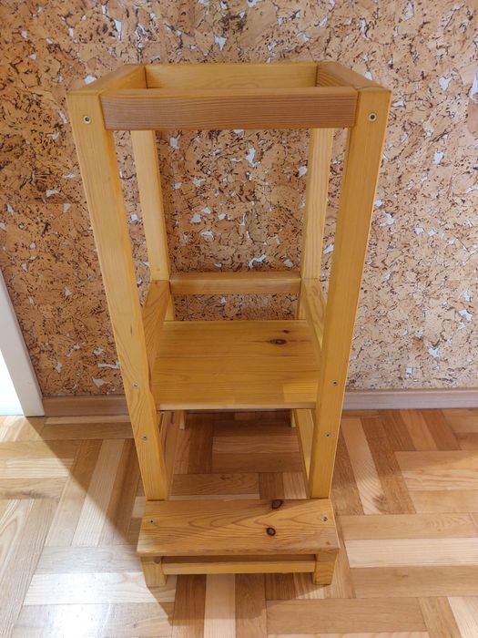 Solidny drewniany pomocnik kuchenny dla dzieci 1+