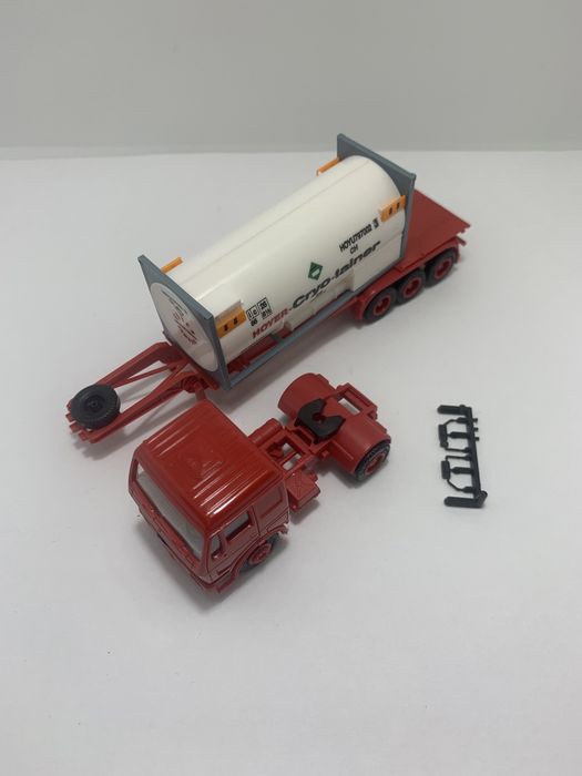 Miniatura Mercedes com reboque da marca Herpa escala H0 1/87