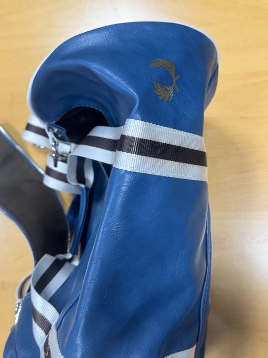 Mala Fred Perry Barrel Bag Original – Azul/Branco – NOVA.