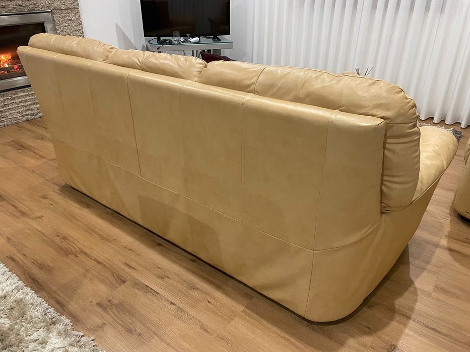 Sofás com almofadas e mesa de centro