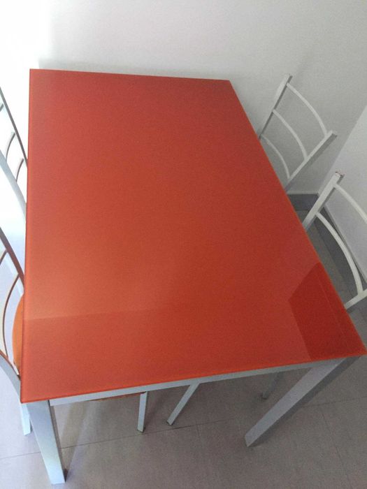 Conjunto Mesa de Vidro temperado + 4 cadeiras modernas – usada