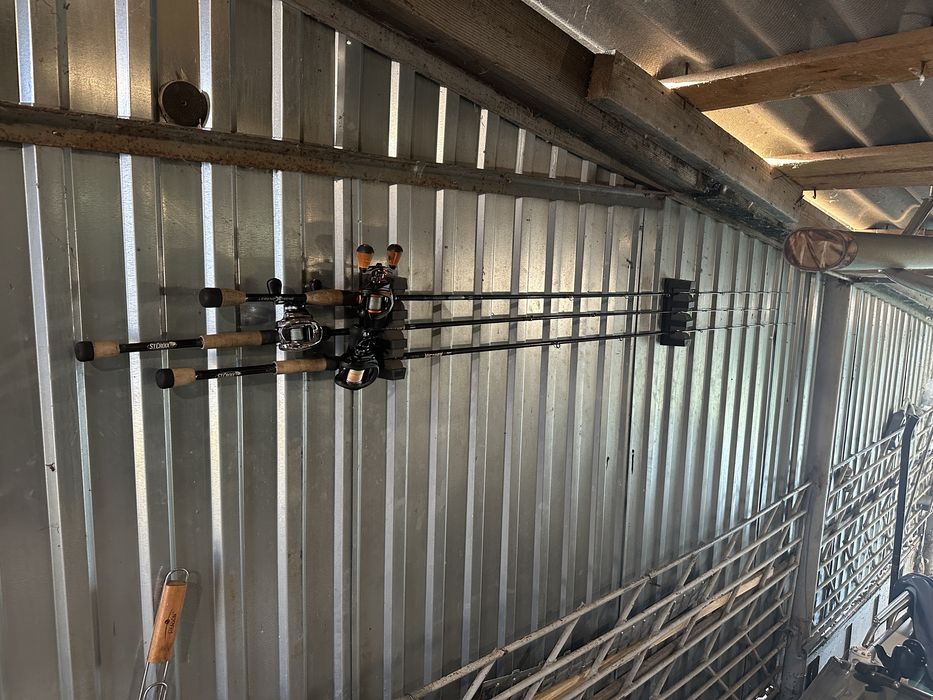 Гараж для човна на причалі