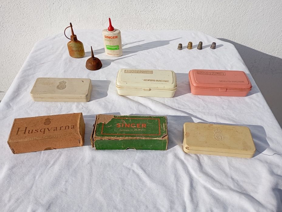 caixas de acessórios antigos para máquinas costura