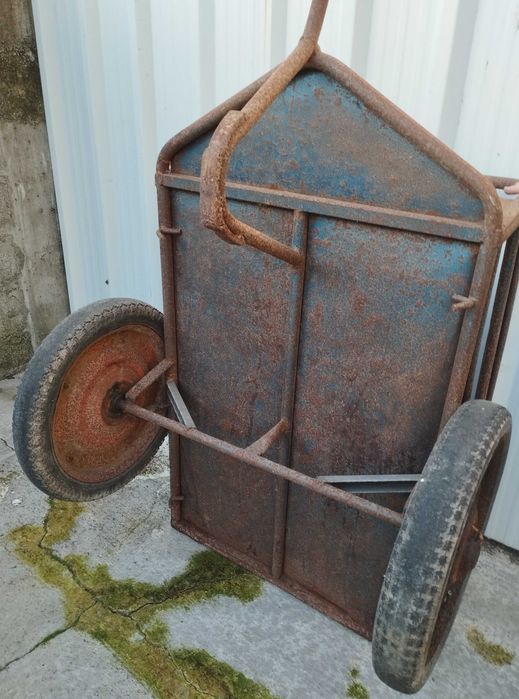 Carro de mão bastante antigo tem mais ou menos 45 anos