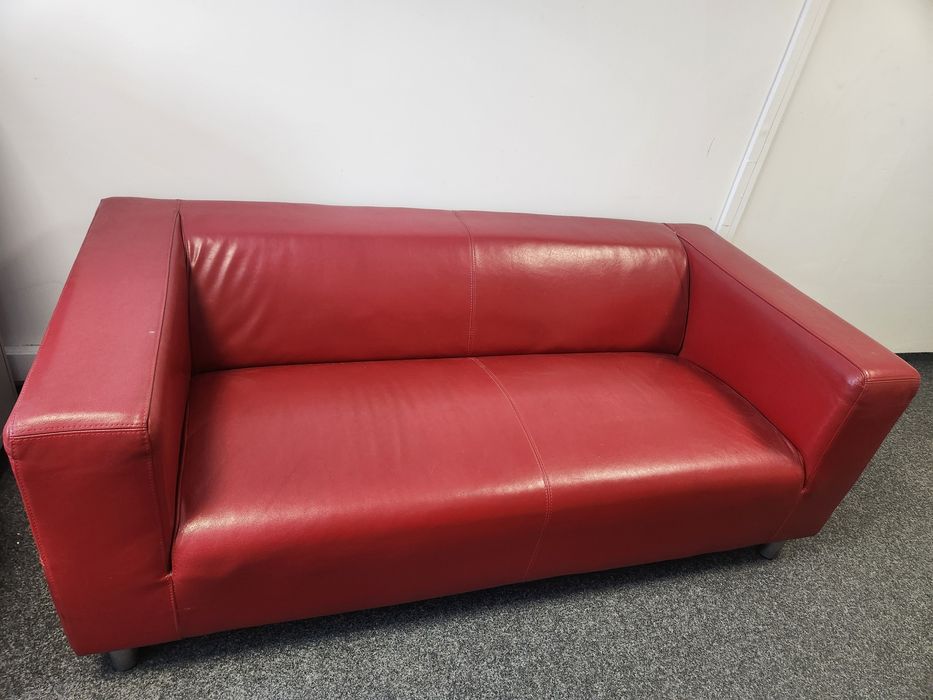 Skórzana sofa IKEA – Czerwona, elegancka, bardzo wygodna!