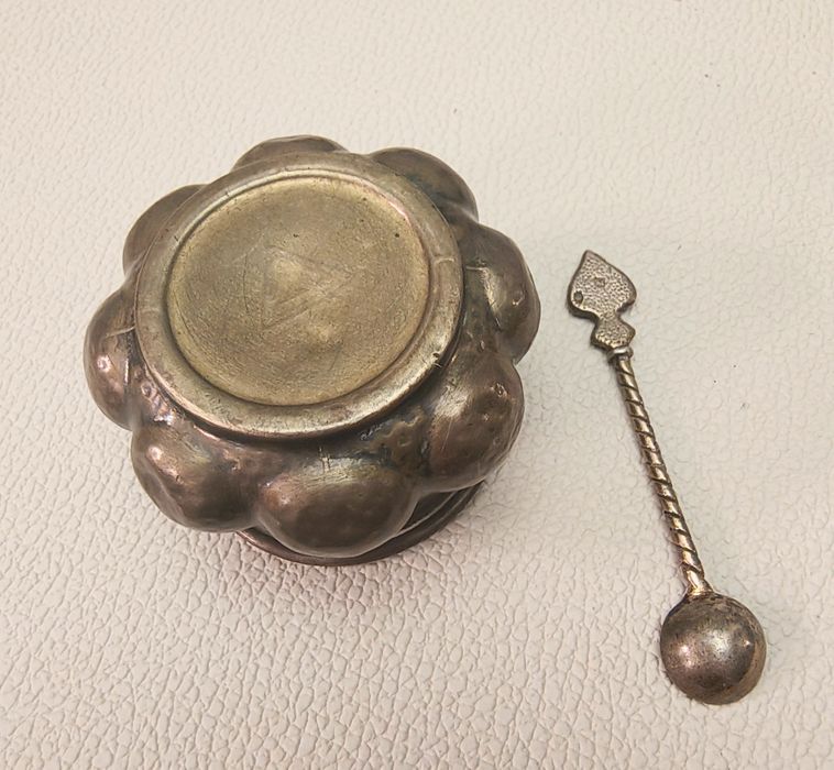 Stara mosiężna solniczka z łyżeczką