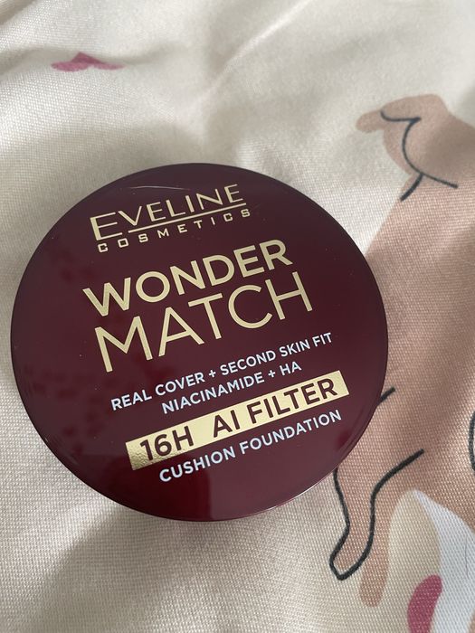 Kryjący podkład cushion eveline cosmetics z niacynamidem i kwasem hialuronowym