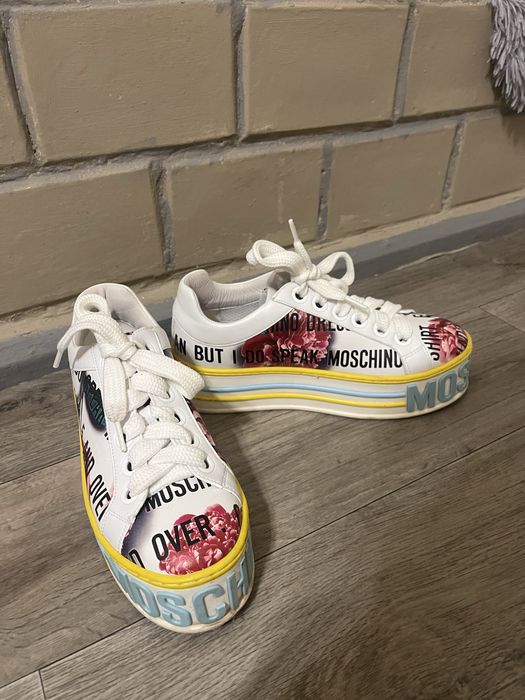 білі кросівки на платформі Love Moschino з графічним принтом.