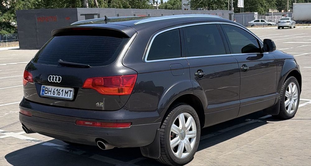Продам Audi Q7 4.2 TFSI 2007 года.