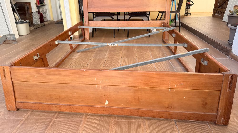 Cama de madeira sem estrado