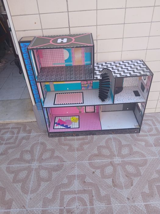 Casinha de bonecas  com alguns adereços