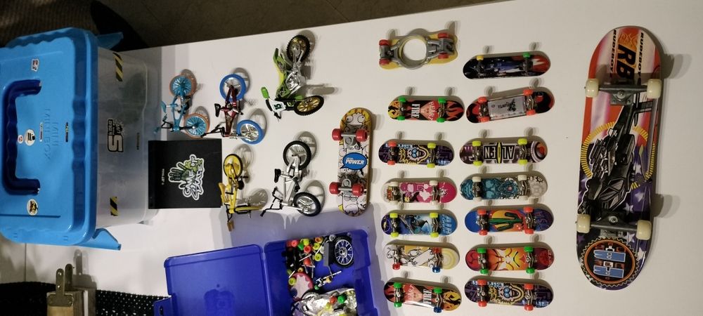 Conjunto de mini skates, bike e acessórios