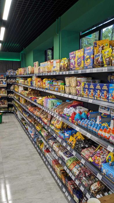 Торгові стелажі. Прилавок каса. Торгове обладнання. Гачки. Вітрини