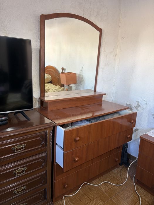 comuda, colchao e 2 mesas de cabeceira