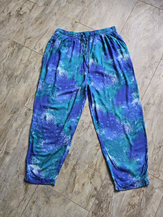 Luźne wzorzyste spodnie na lato z kieszeniami haremki