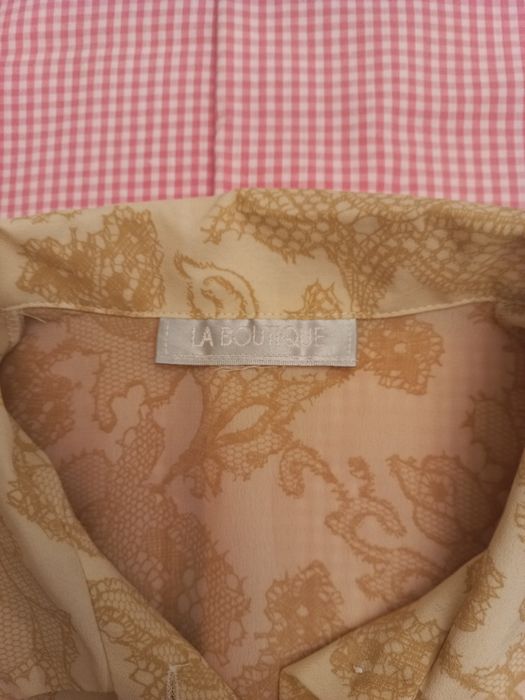 Camisa cor de mel e branca imitação de renda