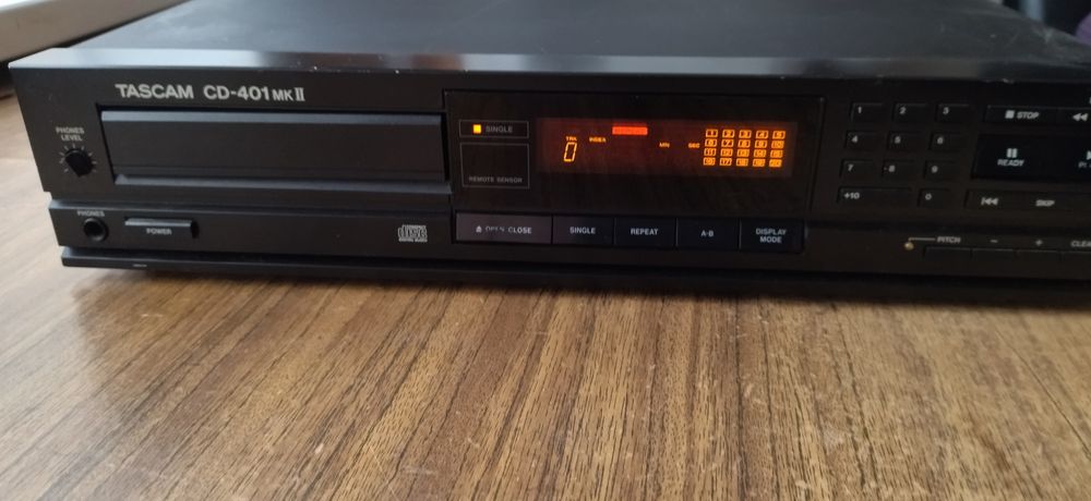 Професійний CD playerTASCAM CD-401 MARK2. Потрібен ремонт.