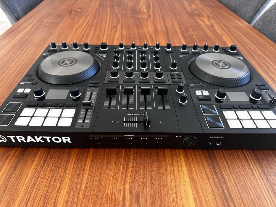 Traktor S4 MK3 DJ Controller + flight case