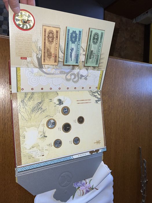 Album z banknotami i monetami chinskimi 2003 rok