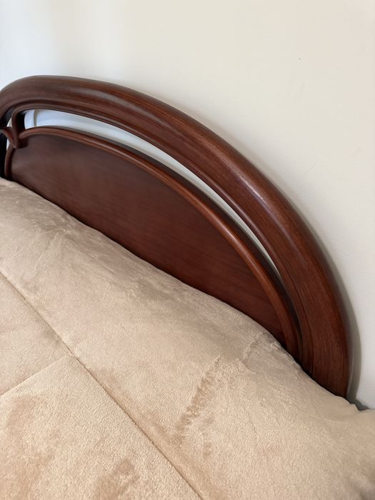 Mobilia de quarto completa (cama, mesas de cabeceira e movel)