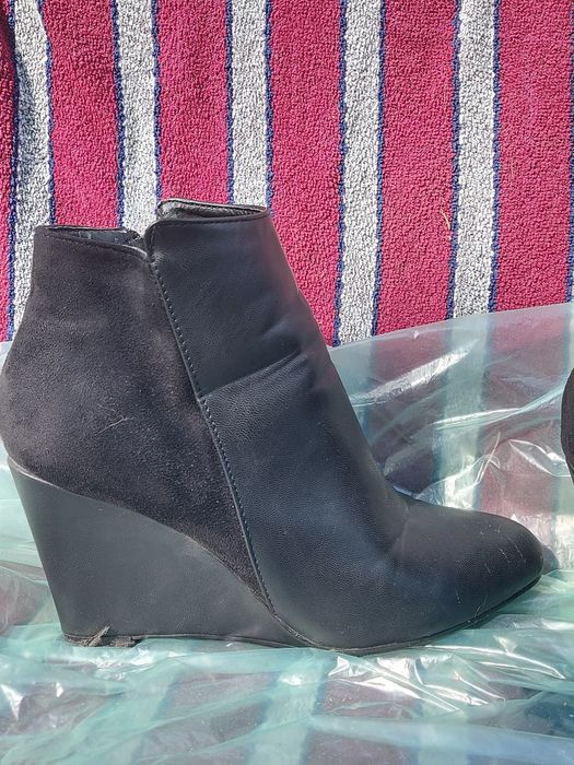 Buty damskie na koturnie czarne rozmiar 38 firma BESTELLE