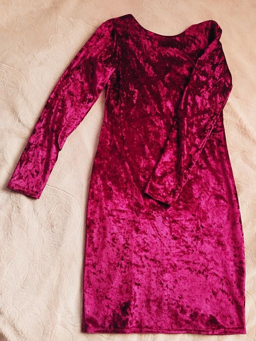 Плаття з замочком на спині