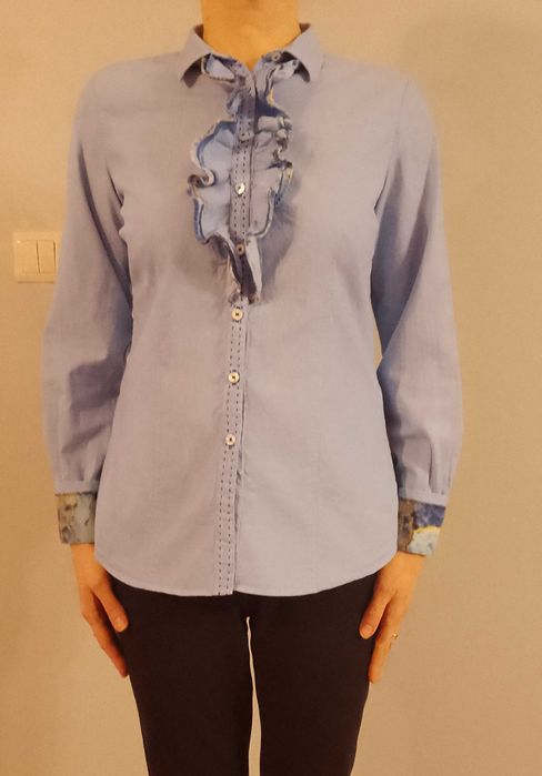 damska koszula Milano Italy - 36/38, bawełna, błękitna z falbankami