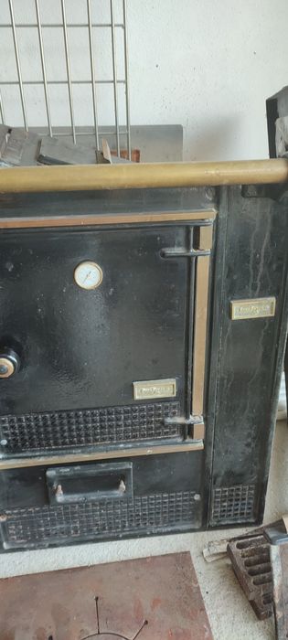 Fogão a lenha de obra