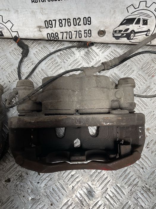 Супорт передній лівий правий Mercedes Vito W639