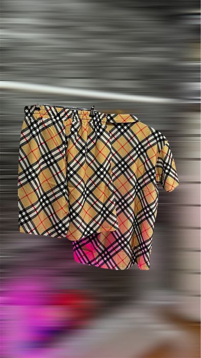 Conjunto de camisa e calção da Burberry