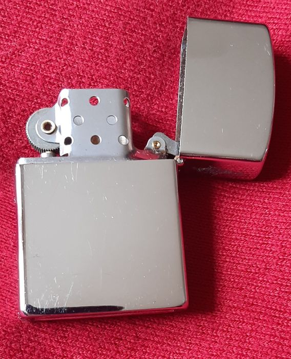 Isqueiro antigo tipo Zipo