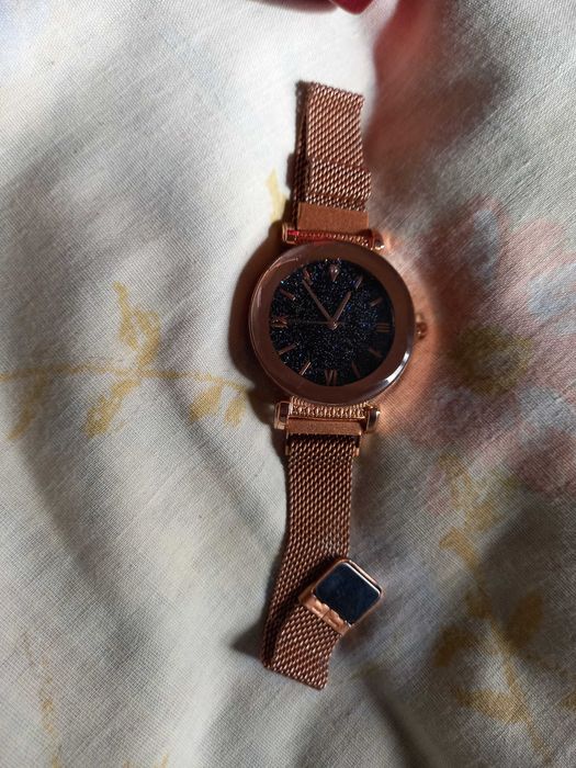 Relógio com caixa coração vermelha - em funcionamento.