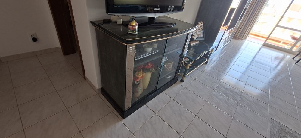 Móvel TV com portas de vidro