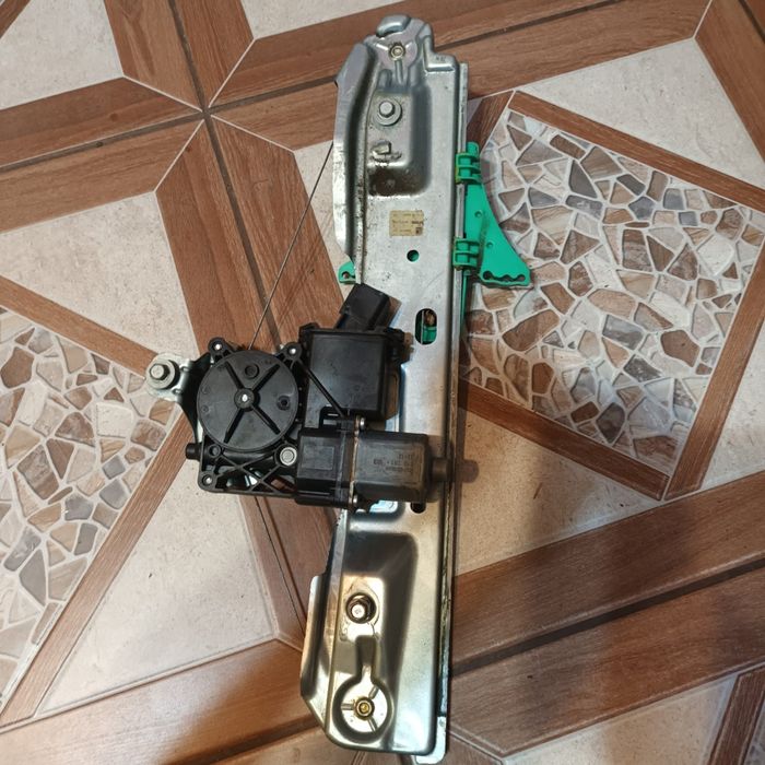 Продається склопідіймач задній лівий для Opel Astra J Kombi