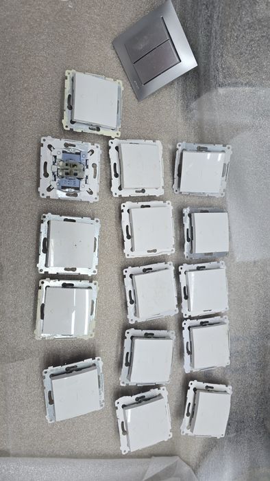 Osprzęt Simon Basic – rolety i oświetlenie, 16 elementów