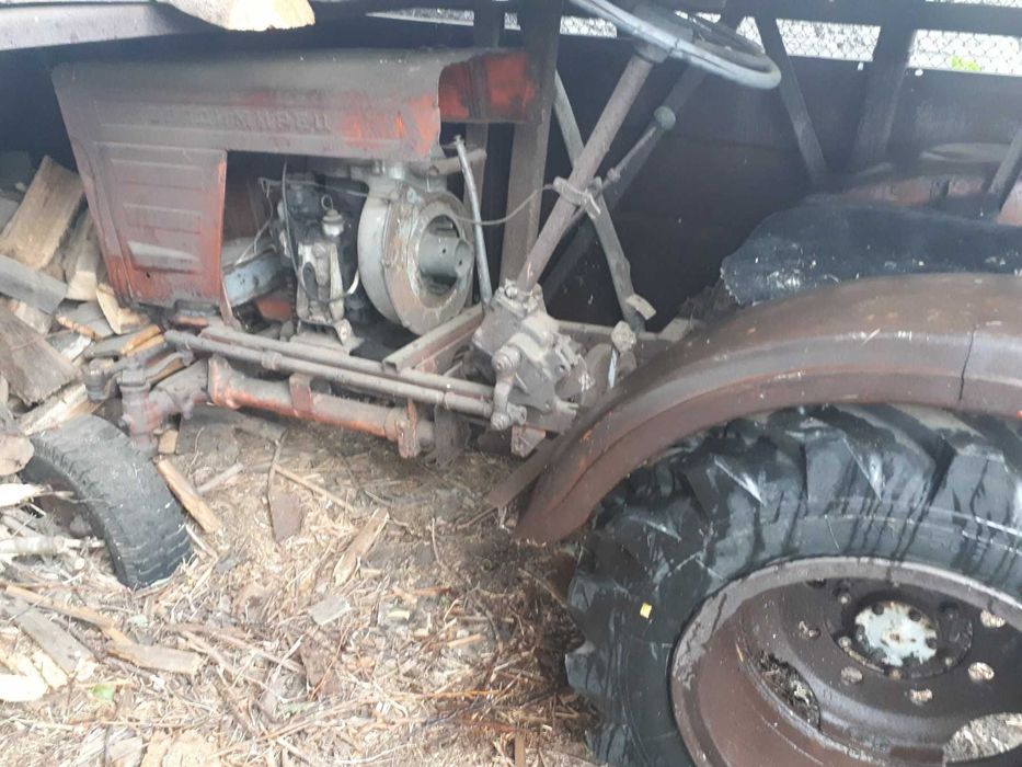 Саморобний трактор у робочому стані
