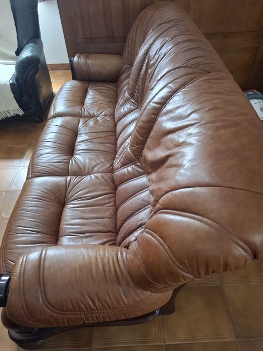 Sofá em pele e madeira