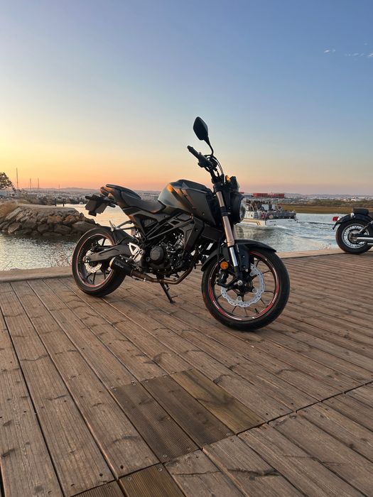 Honda CB125R 2021 com extras
