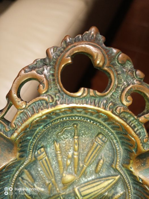 É um cinzeiro pequeno mas cheio de histórias muito lindo e maravilhoso