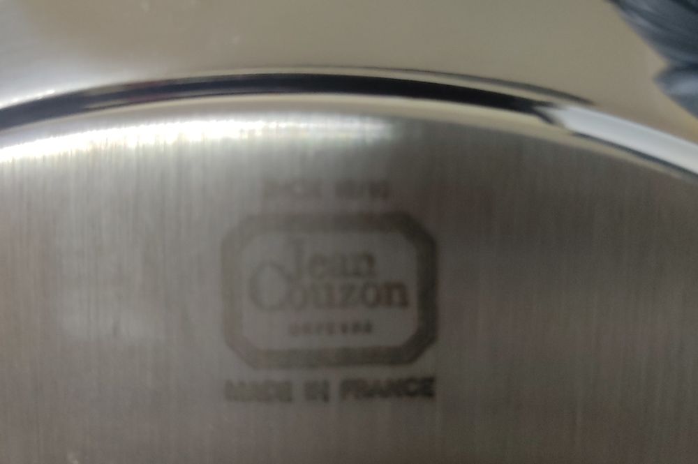 Prato em aço inoxidável