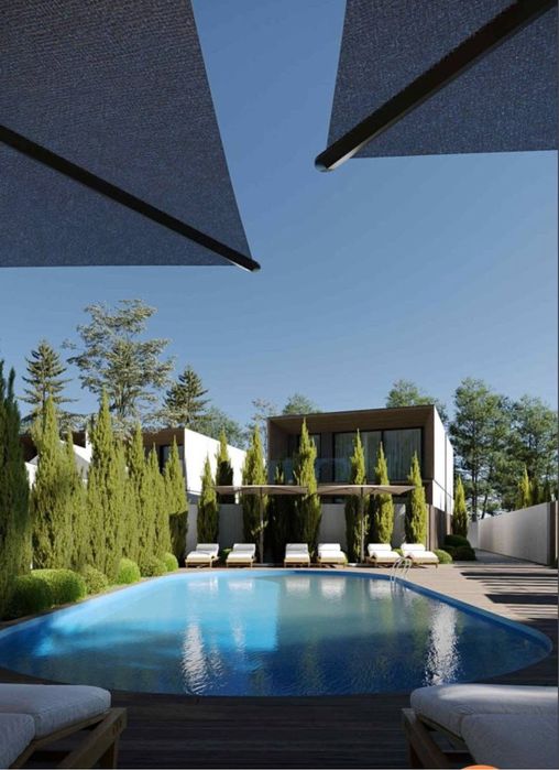 Таунхаус з басейном у передмісті