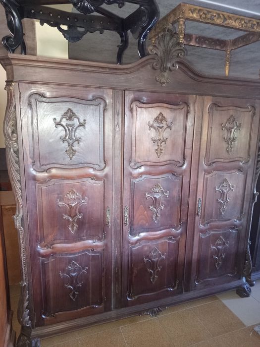 Roupeiro de três portas